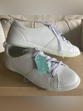 Vintage Lands' End Women's White Lace-Up Sneakers Size 8